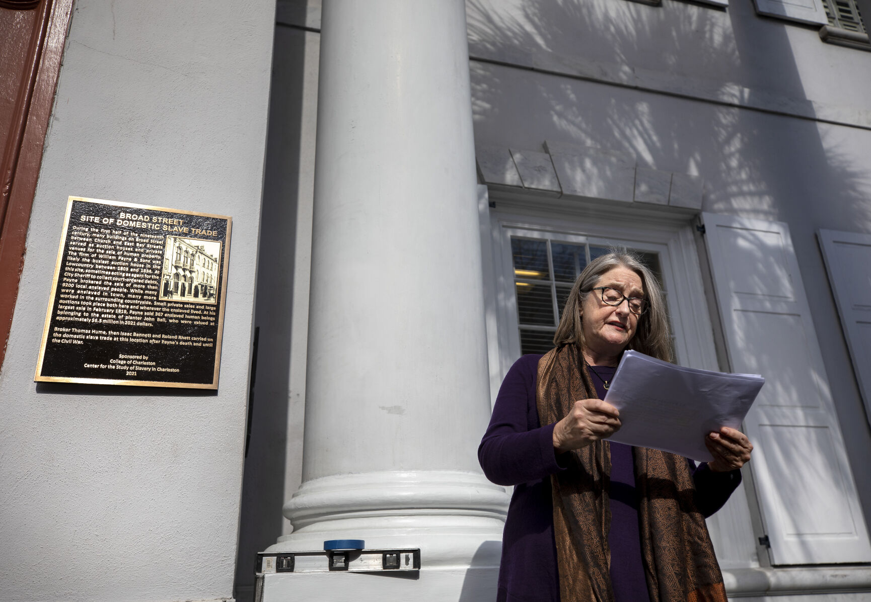 Marker puts slave history of property on Charleston's Broad Street in plain view